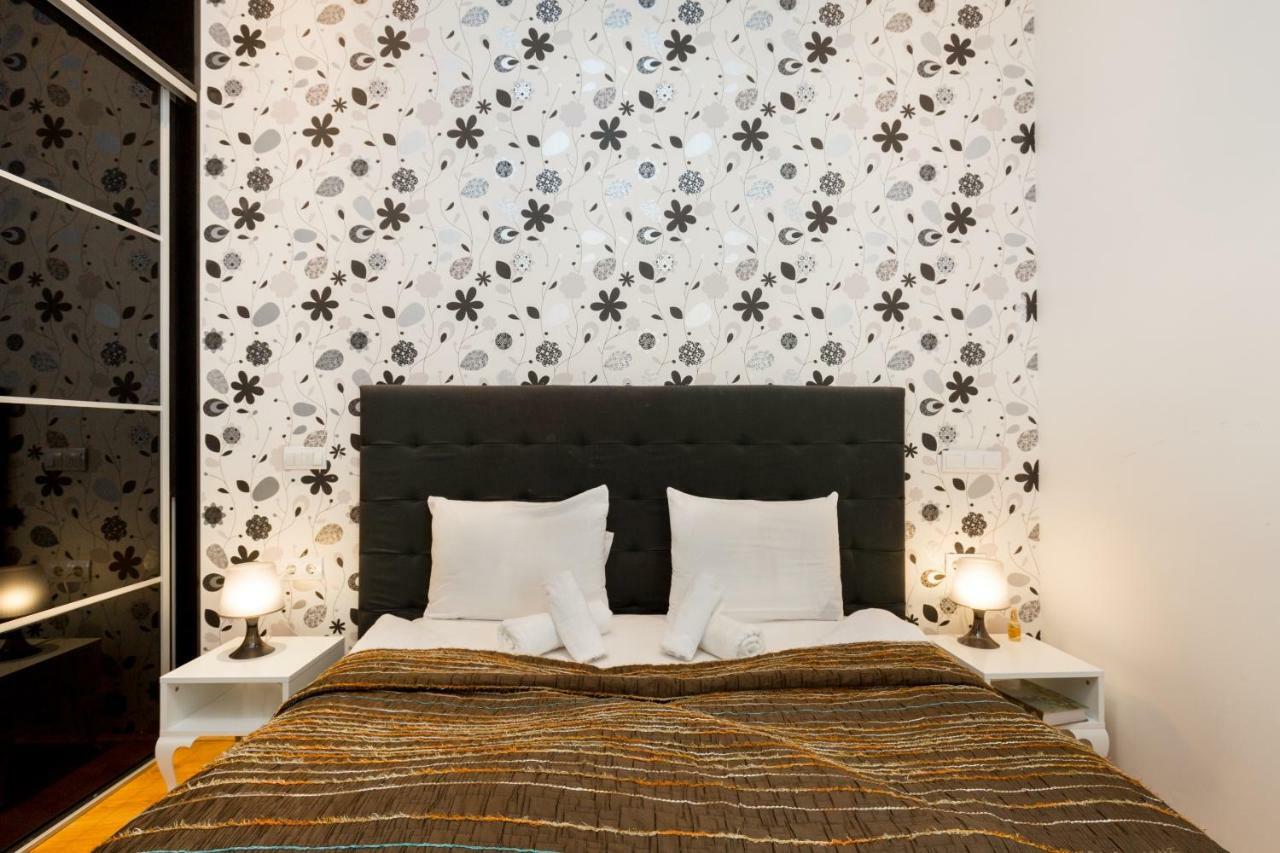 The Fashion Street Apartment *